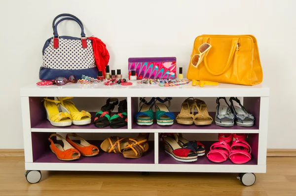 Un sacco di accessori estivi colorati su uno scaffale . — Foto Stock