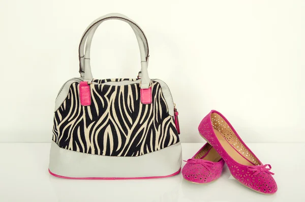 Zwart-wit zebra patroon portemonnee met roze en bijpassende schoenen. — Stockfoto