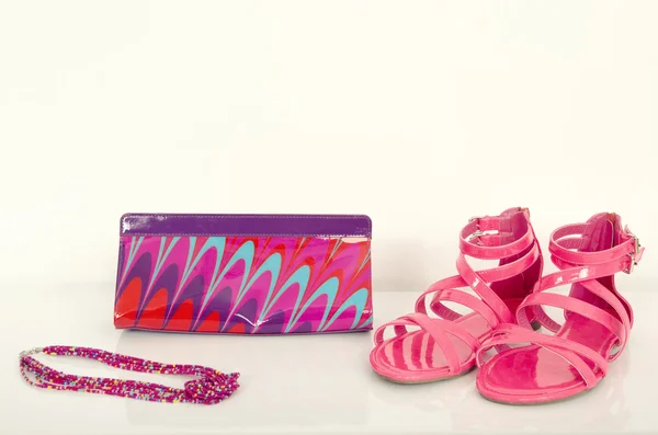 Fucsia sandálias com acessórios correspondentes. Sandálias rosa de verão com saco e jóias . — Fotografia de Stock