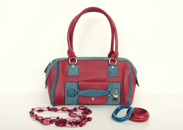 Red and blue purse with matching necklace and bracelets. — Stock Photo, Image