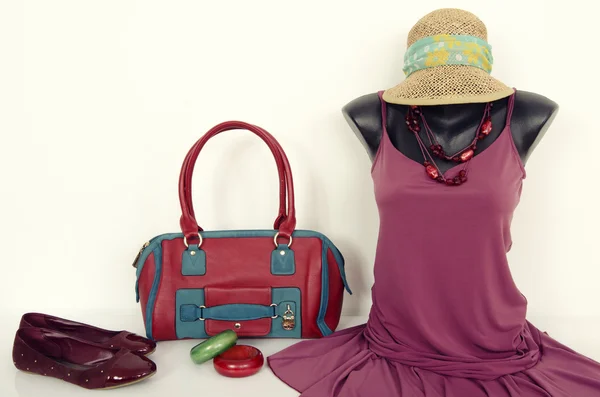 Purple dress on mannequin with matching accessories. — Stock Photo, Image