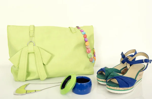 Bolso grande verde neón con accesorios a juego y sandalias lindas . —  Fotos de Stock