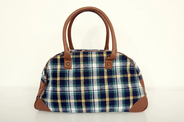 Joli sac à carreaux. Vert avec sac en tartan marron sur blanc . — Photo