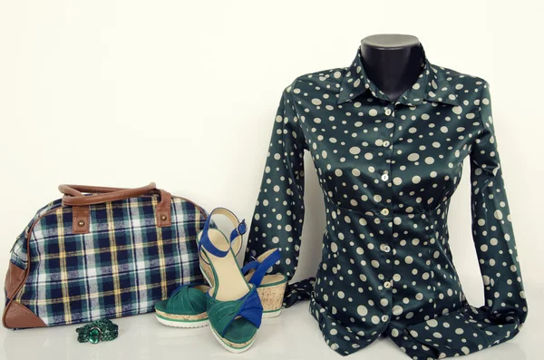 Green polka dots shirt on mannequin with matching accessories. — Stock Photo, Image