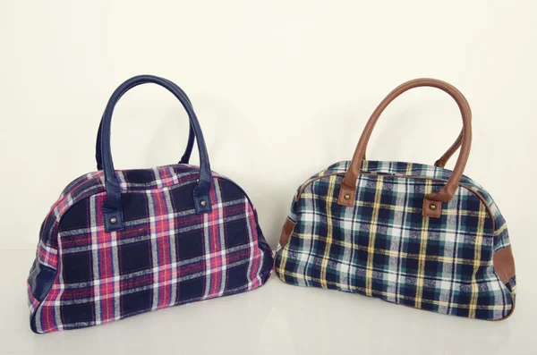 Dos bonitas bolsas a cuadros. Rosa con azul y verde con bolsas de tartán marrón . —  Fotos de Stock