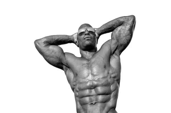 Forte fisiculturista homem com abdominais perfeitos, ombros, bíceps, tríceps e peito — Fotografia de Stock