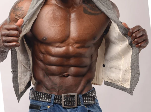 Närbild på perfekta abs. stark kroppsbyggare med sex-pack — Stockfoto