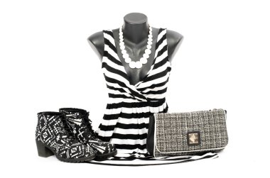 Aksesuar eşleme ile manken üzerinde çizgili bluz.