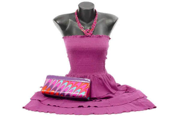 Robe violette sur mannequin avec accessoires assortis . — Photo