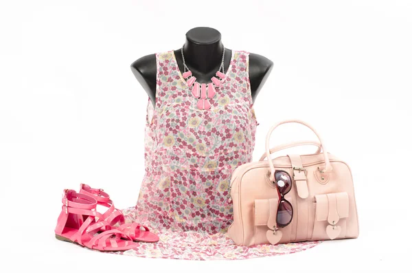 Blommig klänning på skyltdocka med matchande tillbehör. — Stockfoto