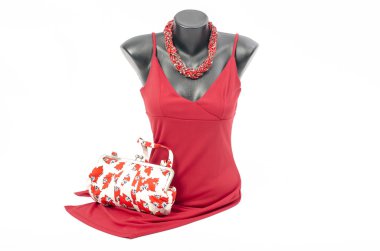 güzel manken eşleşen aksesuarları ile kırmızı elbise. terzi zarif elbise renkli çanta ve kırmızı kolye eşleme ile kukla