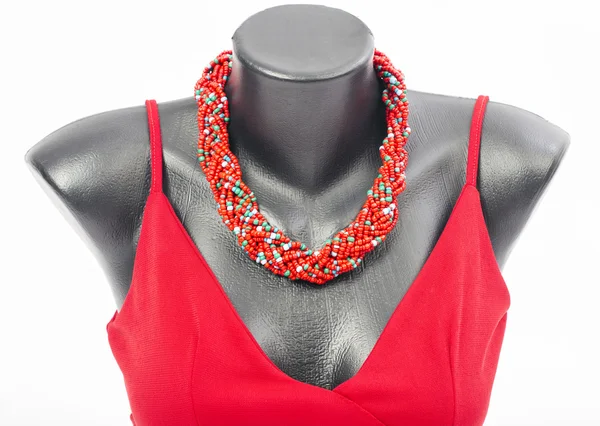 Gros plan avec un collier coloré isolé, de beaux bijoux, collier sur un col mannequin — Photo