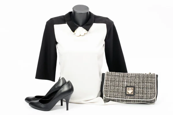 Camicetta in bianco e nero su manichino con accessori coordinati. Elegante camicetta sul manichino sarto con borsa abbinata, tacchi alti e collana — Foto Stock