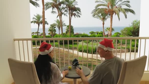 Супружеская Пара Празднует Рождество Новый Год Балконе Маленькой Елкой Столе — стоковое видео