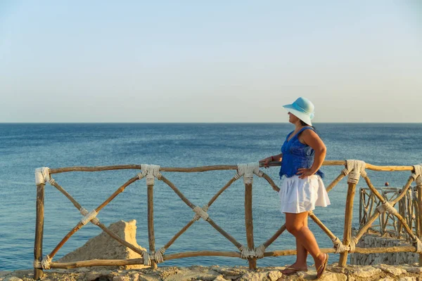 Uma Jovem Morena Saia Branca Chapéu Sol Praia Admiram Meia — Fotografia de Stock