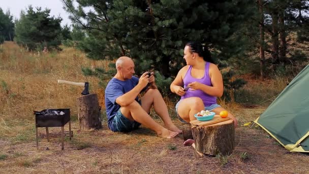 Un hombre y una mujer una pareja casada cerca de una mujer cocinaron la cena y un hombre juega gadgets su esposa jura. — Vídeo de stock