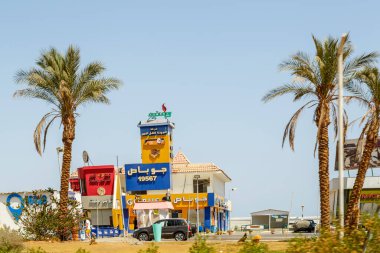 Sharm El Sheikh, Mısır, Ağustos 2021, şehrin alışveriş bölgesi. Palmiye ağaçlarının yanında Arapça yazıtlar var. Yatay fotoğraf