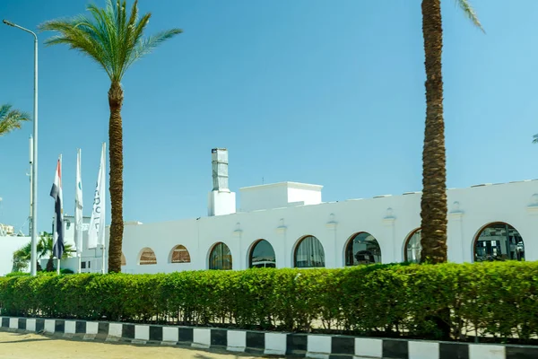 2021年8月 埃及沙姆沙伊赫 国家国旗附近著名的度假酒店 横向照片 — 图库照片