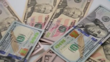 Masaya dağılmış dolarlar daire şeklinde döner. Yakın plan.