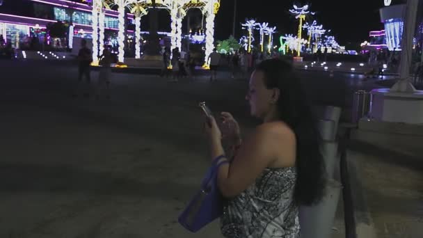 エジプト シャルム シェイク ソーホー広場 2021年8月25日 ブルネットの女性観光客はスマートフォンで通信します 中期計画 — ストック動画
