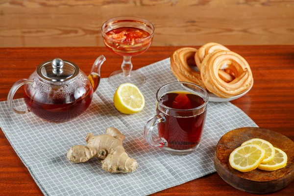 Auf Dem Tisch Eine Teekanne Und Eine Tasse Starken Tee — Stockfoto