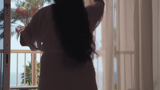 Een Brunette Ochtends Opent Gordijnen Gaat Naar Het Balkon Met — Stockvideo