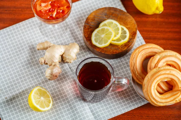 Starker Tee Auf Dem Tisch Neben Ingwer Zitrone Donuts Mit — Stockfoto