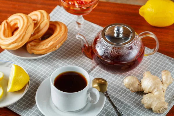 Teekanne Mit Tasse Und Untertasse Mit Starkem Aromatischen Tee Auf — Stockfoto