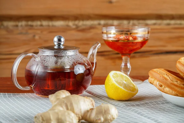 Eine Teekanne Durchsichtigen Starken Aromatischen Tee Auf Einer Serviette Neben — Stockfoto