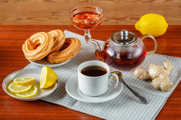 Чайник Чашка Крепкого Ароматического Чая Столе Салфетке Рядом Имбирным Лимонным — стоковое фото