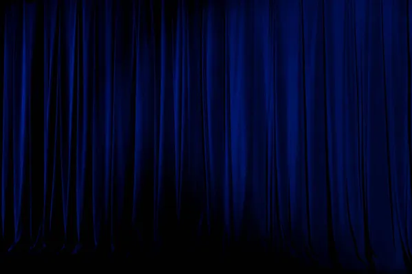 Derin mavi renkli, yatay fotoğrafın tiyatral kadife perdesi