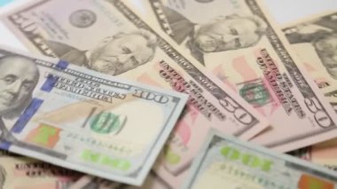 Büyük banknotlar daire şeklinde döner. Yakın plan.