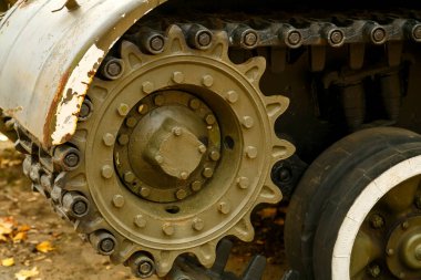 Askeri teçhizat sergisinde sergilenen bir modelin savaş tankının izi. Yatay fotoğraf