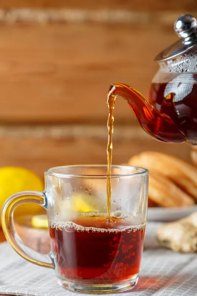 Сильный Насыщенный Чай Наливают Чашку Стеклянного Чайника Заднем Плане Лимонный — стоковое фото