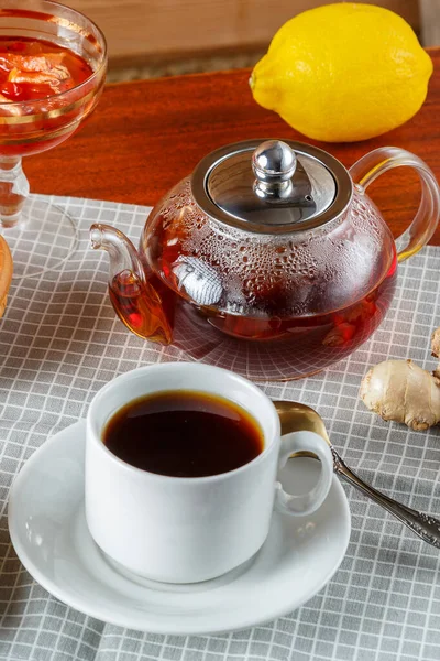 Bir Çaydanlık Bir Fincan Koyu Aromatik Çay Masada Zencefil Limon — Stok fotoğraf