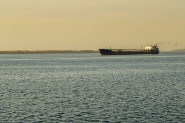 Büyük, seyrüsefer edilebilir bir nehrin kıyısında bir mavna..