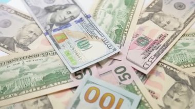 Elli yüz dolarlık banknotlar dağınık.