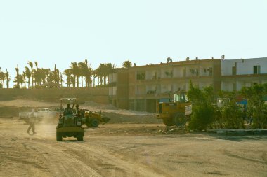 Mısır, Sharm El Sheikh, 30 Ağustos 2021 'de Mısır' daki bir şantiyede işçilerle birlikte inşaat makineleri..