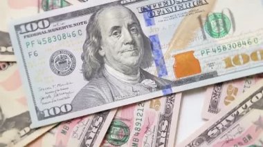 Masanın üzerinde duran 150 'lik büyük banknotlar daire şeklinde dönerler..