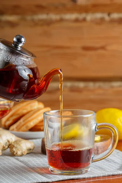 Сильный Насыщенный Чай Наливают Чашку Стеклянного Чайника Рядом Лимоном Имбирем — стоковое фото