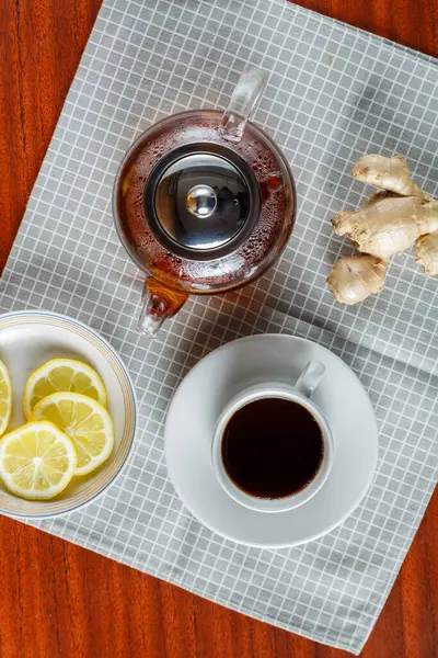 Teekanne Und Eine Tasse Starken Aromatischen Tee Vertikales Foto Auf — Stockfoto