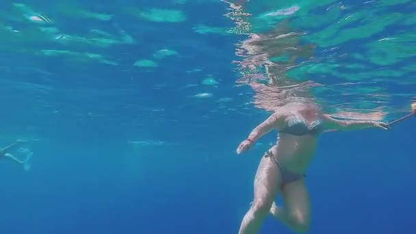 Pływająca kobieta w czystym morzu przezroczysta woda — Wideo stockowe