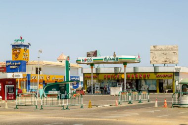 Sharm El Sheikh, Mısır, Ağustos 2021, Arapça yazıtlarla şehir alışveriş merkezi..