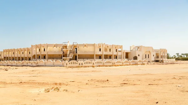 在埃及沙漠中央新建的房屋. — 图库照片