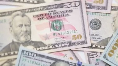 Masanın üzerinde duran 150 'lik büyük banknotlar daire şeklinde dönerler.