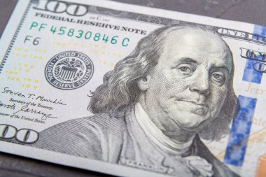 Yüzeyinde koruyucu bir şerit olan dolar banknotları, çok yakın plan..