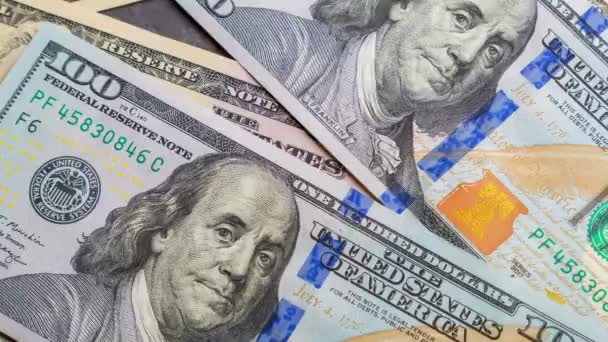 Dollar biljetten van verschillende denominaties op een vlak oppervlak. — Stockvideo
