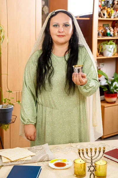 Mujer Judía Con Una Capa Cabeza Con Vaso Vino Kidush —  Fotos de Stock