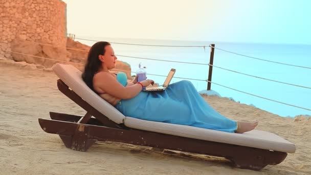 Woman Pareo Sun Lounger Seashore Drinks Cocktail Texting Laptop View — Stock Video