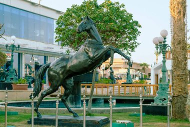 Mısır, Sharm El Sheikh, Soho Meydanı, 30 Ağustos 2021, hayvan heykelleri yapılan eğlence turistik alanı..